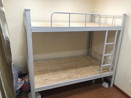 双层铁床图片：展示实用与美观的完美结合