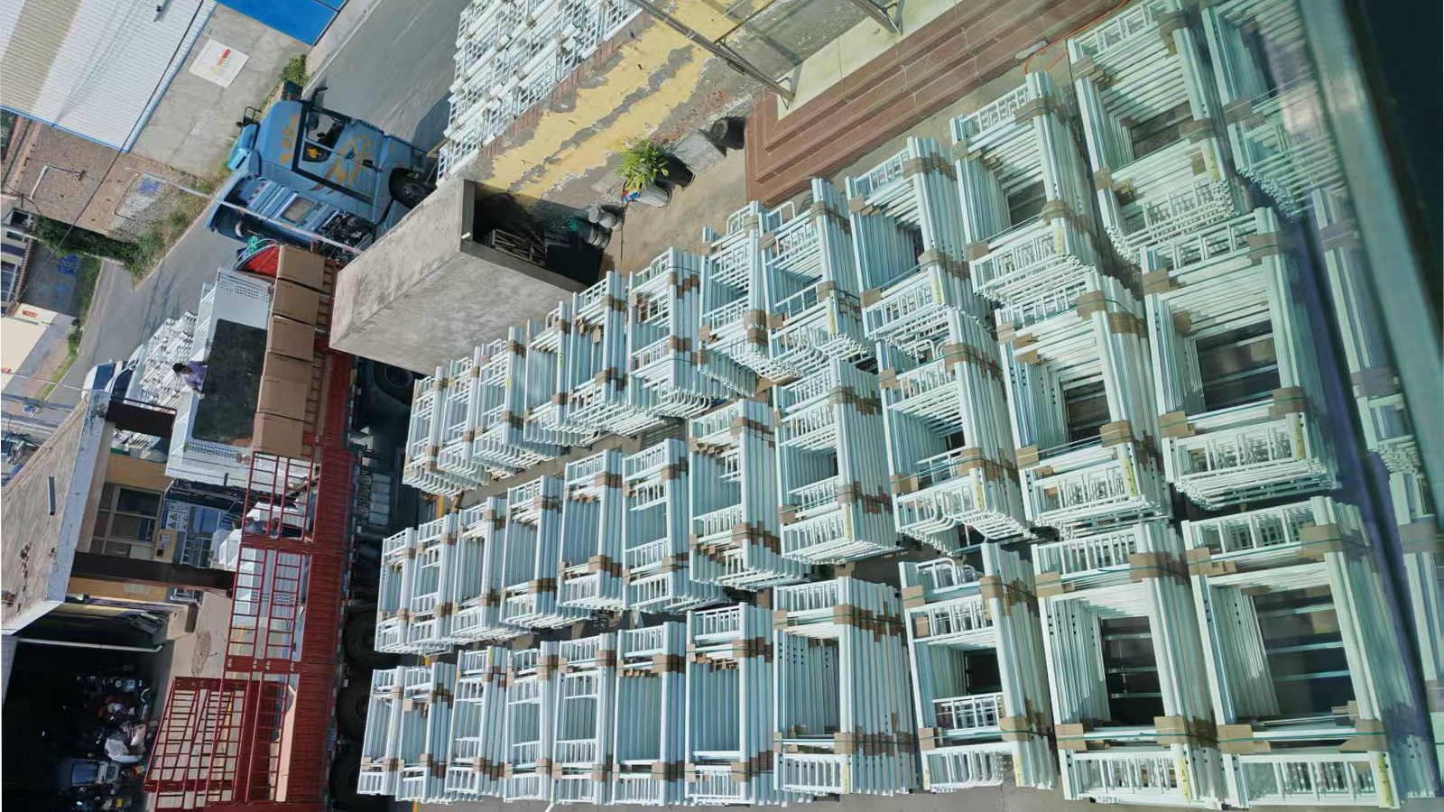 丰龙工厂以匠心赶工期，为校园宿舍公寓床注入新活力